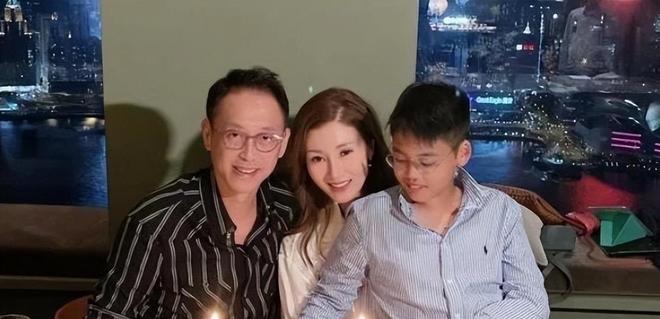 伊布当面骂拉拉斯“过去式”!西装互嘲亨利戏耍,女主持喊没不和