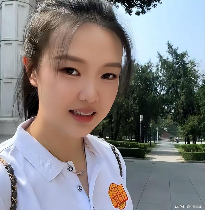 莱后拨开索菲亚挽住王储,转头自己摔在湿甲板,索菲亚愣了半秒笑出声又上前搀扶
