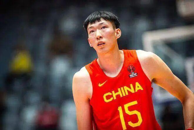 记者:山东高速教练组加班加点研究,讨论新赛季外援选择问题