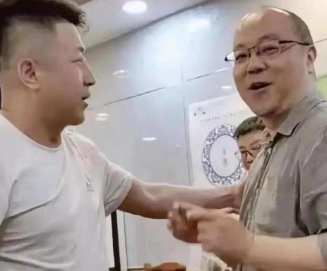 首胜!骑士3人20+拒篮网22分逆转 哈登8中1准三双米切尔22分